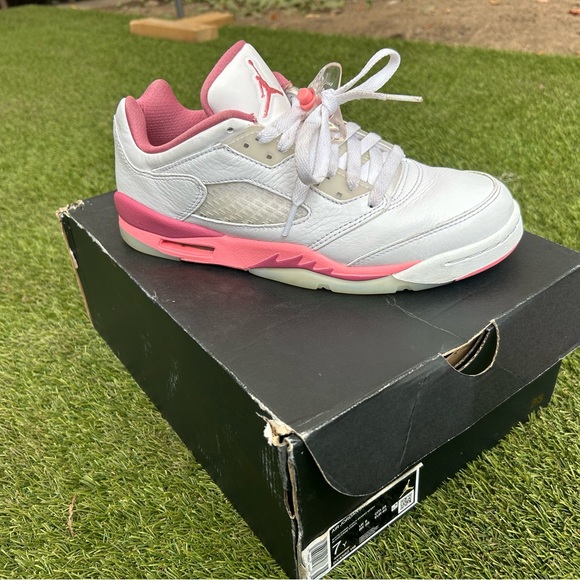 Jordan Retro Low in White and Berry - Picture 1 of 8